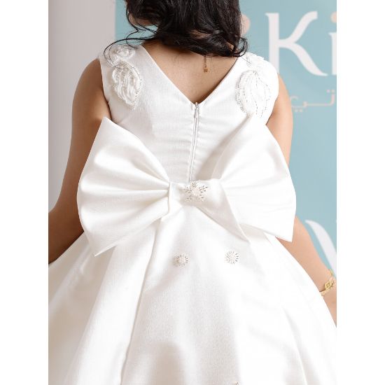 صورة فستان بناتي أبيض بتطريز فاخر مكيادو | فستان بفيونكة خلفية كبيرة - M3761